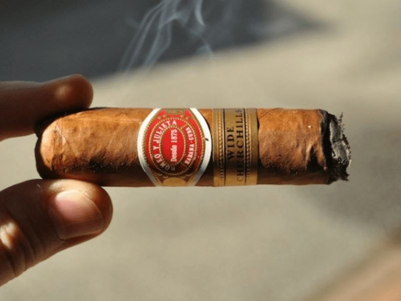 Học cách cầm xì gà đúng cũng là điều mà bạn nên lưu ý tới